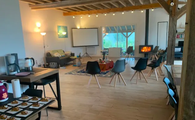 Salle de formation spacieuse, chaleureuse et lumineuse.