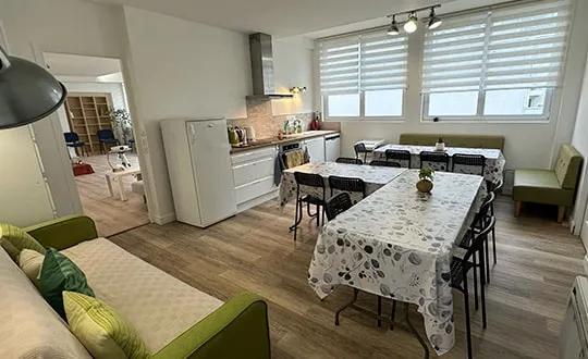 Cuisine et espace conviviaux pour les pauses et les repas.