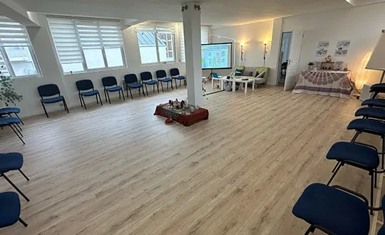 Salle de formation spacieuse, chaleureuse et lumineuse.